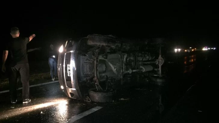 Una familia que circulaba en camioneta por autopista protagonizó un vuelco en Monje