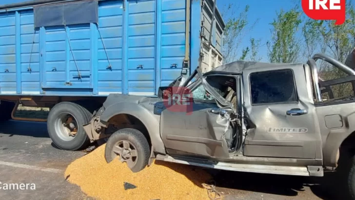 Un camión y una camioneta chocaron entre Serodino y Totoras: Un conductor atrapado