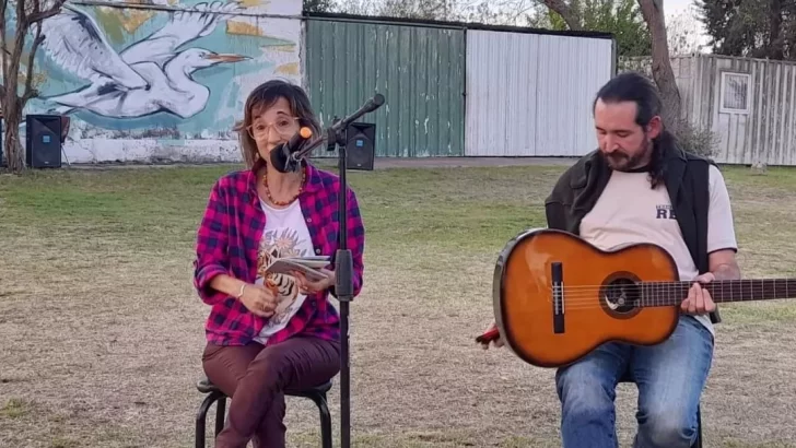 Vivi presentó su libro en Gaboto y compartió “una ronda de celebración de lo simple”