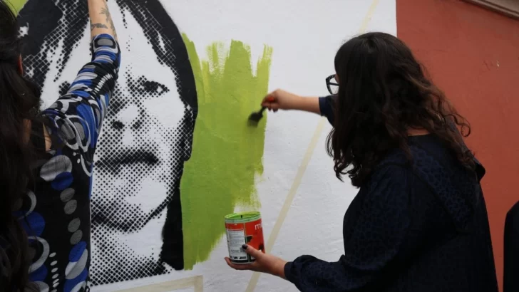 Siempre presente: Paula quedó pintada en un mural en San Lorenzo contra la violencia de género