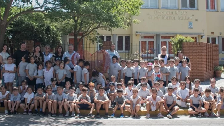 Timbúes inauguró dos corazones para juntar tapitas y luego reciclarlas