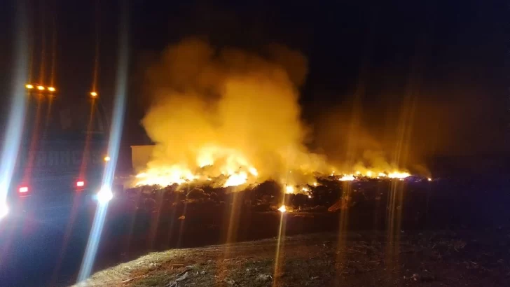Incendios en el basural de Monje cubrieron de humo la autopista durante la madrugada