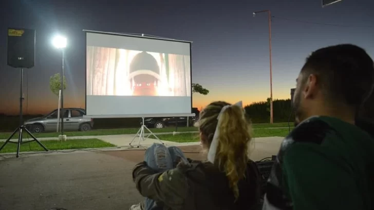 Timbúes lleva el cine a los barrios con cuatro funciones de Gato con Botas