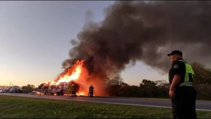 Impresionante incendio de un camión cargado de plástico cortó anoche la ruta 34