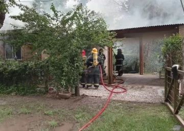 Se incendio por completo una vivienda céntrica en Pueblo Andino