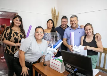 Al cole con vos: Timbues entregó 500 kits escolares para sus alumnos previo al ciclo lectivo