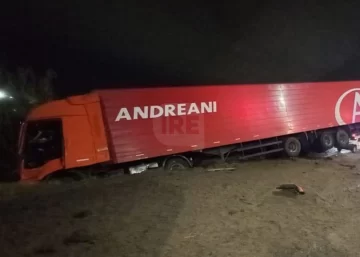 Fuerte choque entre camiones y demoras en la autopista: Un conductor quedó atrapado