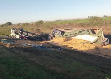 Un camión protagonizó un terrible vuelco en autopista a la altura de Oliveros