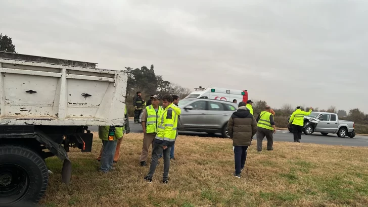 Una camioneta y un camión chocaron en autopista a la altura de Timbúes