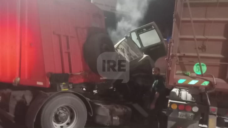 Triple choque de camiones en Ricardone: Un joven conductor quedó atrapado