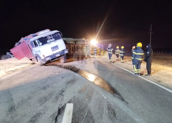 Fuerte accidente entre dos camiones en la ruta 34: Estuvo cortada completamente