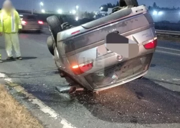 Un conductor protagonizó un terrible vuelco en autopista y resultó ileso