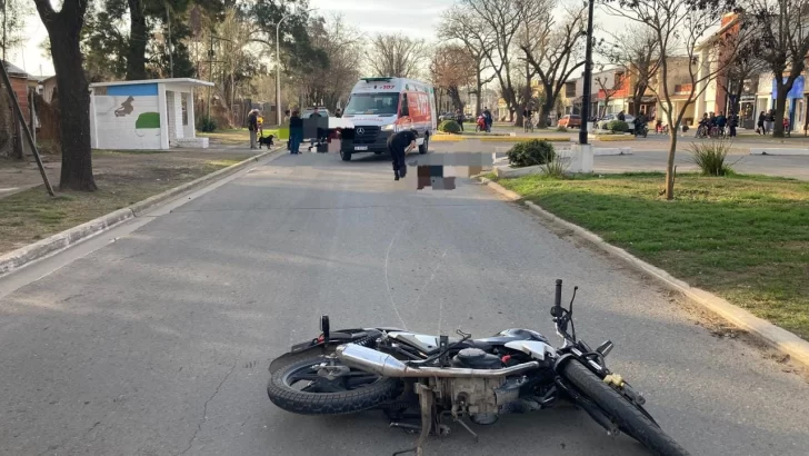 Un fuerte accidente entre una moto y un peatón dejó a dos heridos en Maciel