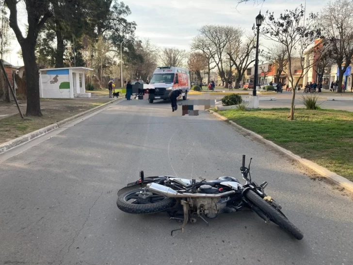 Un fuerte accidente entre una moto y un peatón dejó a dos heridos en Maciel