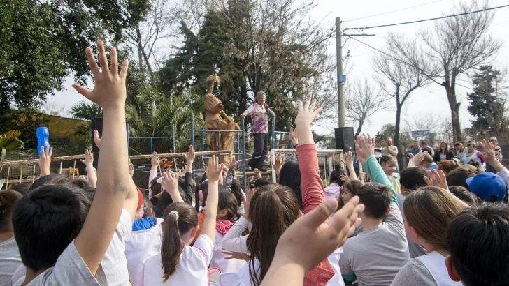 Un Olmo seco frente al jardín se convirtió en una escultura: “El árbol renace en una obra de arte”