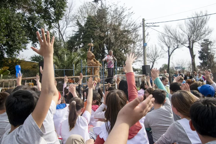 Un Olmo seco frente al jardín se convirtió en una escultura: “El árbol renace en una obra de arte”