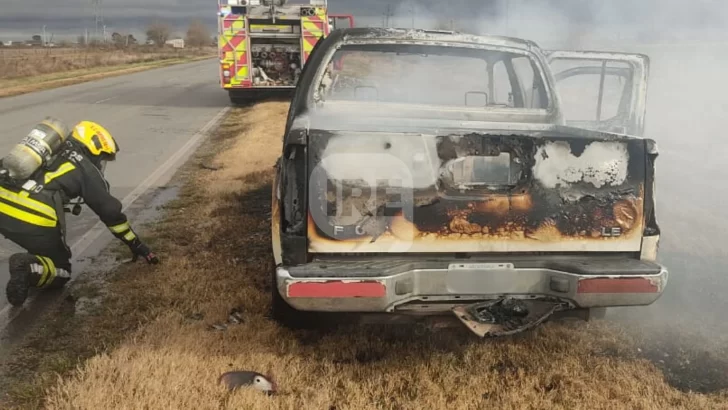 Se incendió por completo una camioneta en el acceso a autopista de Maciel