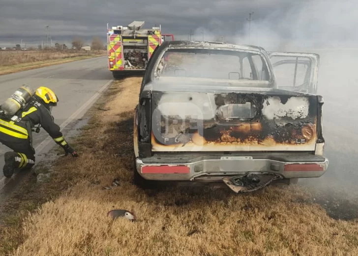 Se incendió por completo una camioneta en el acceso a autopista de Maciel