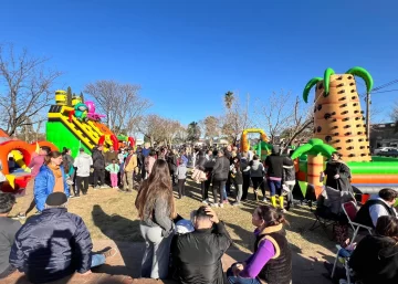 Multitudinario dia del niño en Oliveros con Galupa, inflables gigantes y regalos