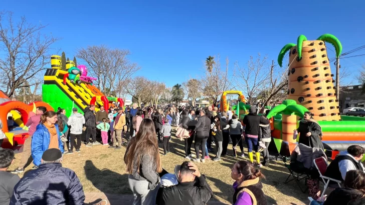 Multitudinario dia del niño en Oliveros con Galupa, inflables gigantes y regalos