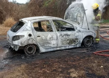 Un auto fue consumido por las llamas en la zona rural de Barrancas