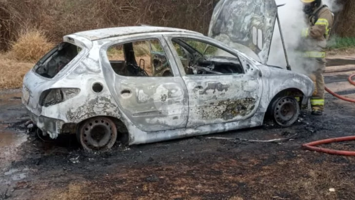 Un auto fue consumido por las llamas en la zona rural de Barrancas