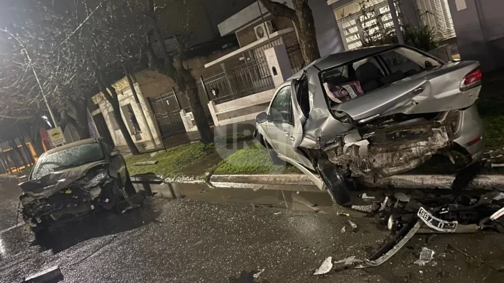 Fuerte accidente sobre ruta 11: Un joven chocó contra un auto estacionado