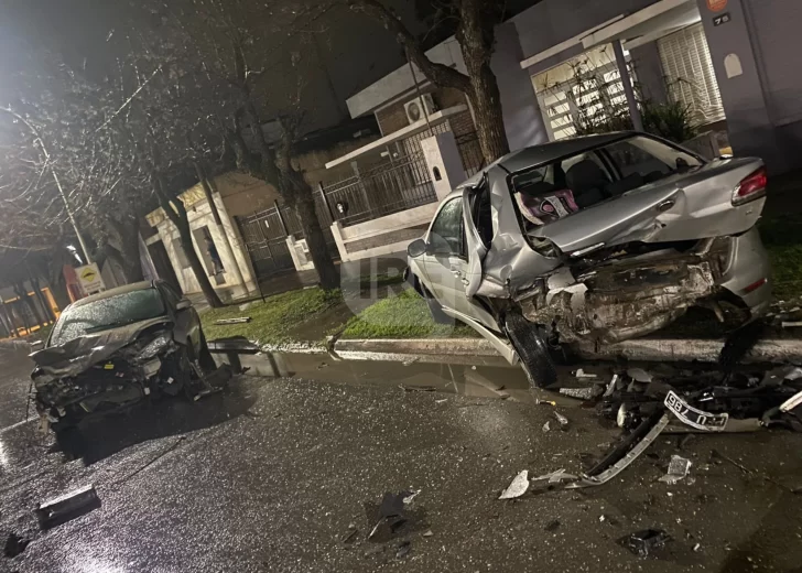 Fuerte accidente sobre ruta 11: Un joven chocó contra un auto estacionado