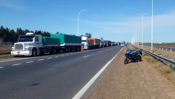 El paro sigue, hay largas colas de camiones en las banquinas pero el tránsito no colapsó