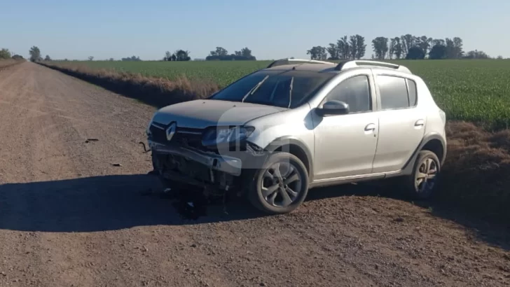 Una mujer perdió el control de su auto en un camino rural de Diaz y terminó en la cuneta