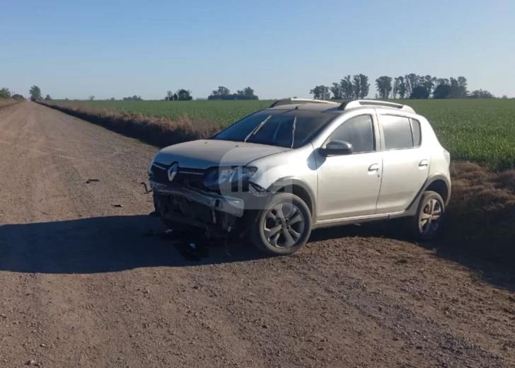 Una mujer perdió el control de su auto en un camino rural de Diaz y terminó en la cuneta