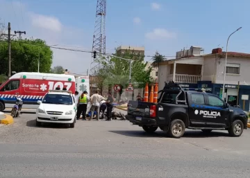 El móvil de la Guardia Urbana y una moto chocaron en pleno centro de Maciel