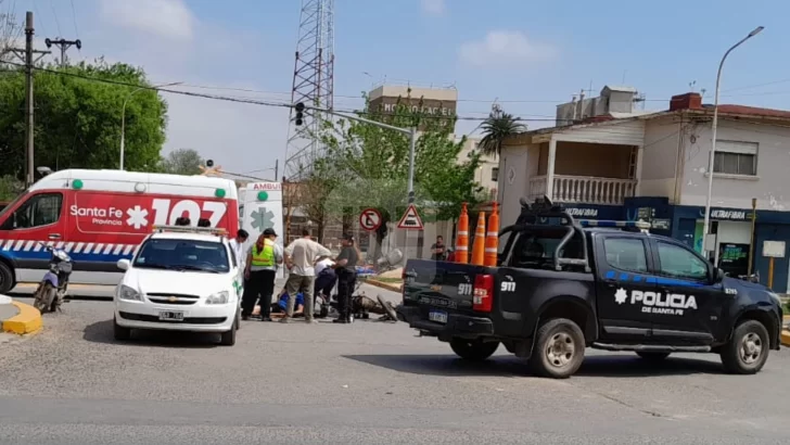 El móvil de la Guardia Urbana y una moto chocaron en pleno centro de Maciel