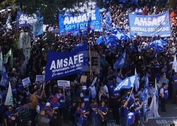 Docentes, estatales y sindicatos marcharon en contra la reforma previsional