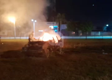 Se incendió un auto en desuso en el predio del ferrocarril de Maciel