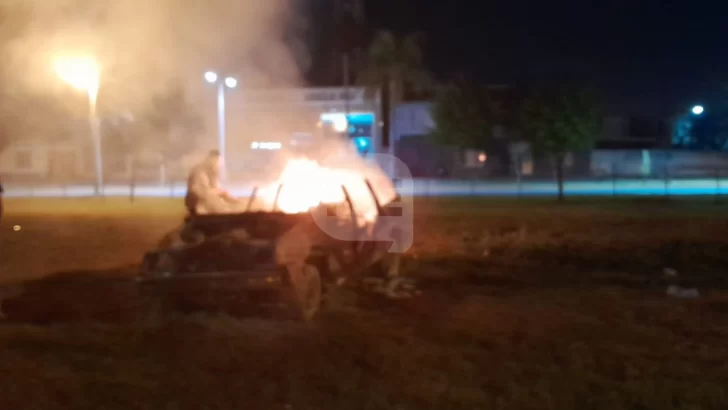 Se incendió un auto en desuso en el predio del ferrocarril de Maciel