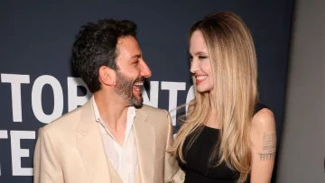 Juan Minujín en la alfombra roja con Angelina Jolie en el Festival de Toronto