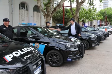 Andino, Serodino y Oliveros recibieron nuevos autos para sus comisarías