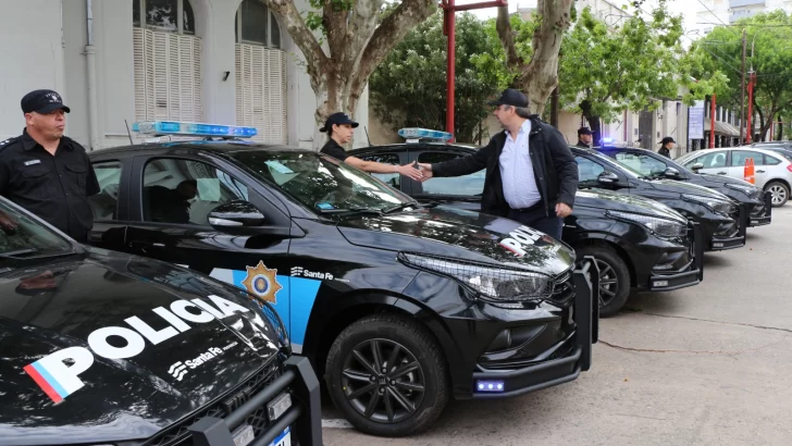 Andino, Serodino y Oliveros recibieron nuevos autos para sus comisarías