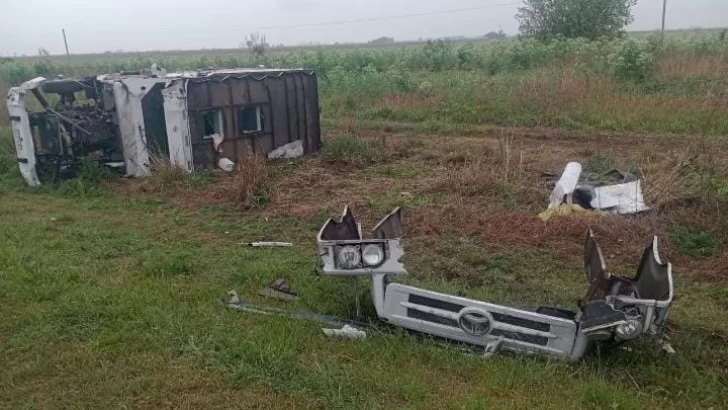 Despistó un camión de caudales en Villa Mugueta: Un muerto y varios heridos