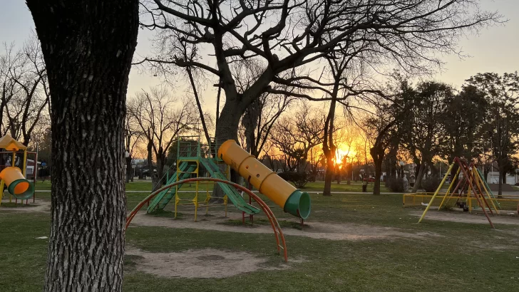 Pueblo Andino iluminó la plaza y lo celebra con un picnic nocturno