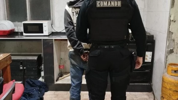 Quiso meterse en un camión en el peaje y al ser detenido mordió a un policía