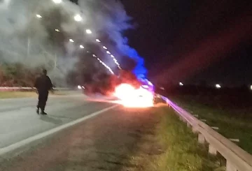 Se quemó por completo un auto en autopista que había sido robado en San Nicolas