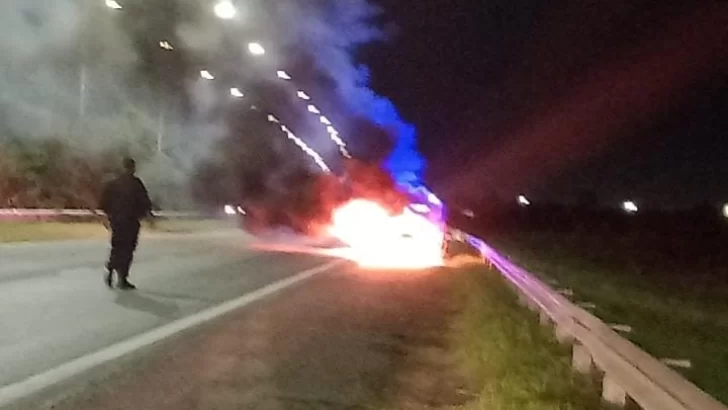 Se quemó por completo un auto en autopista que había sido robado en San Nicolas