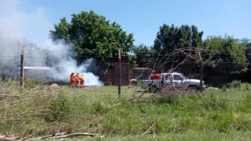 Se prendió fuego un aljibe lleno de basura en Pueblo Andino