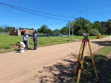 Comienza el cordón cuneta en calle Tucuman entre Pellegrini y Sarmiento