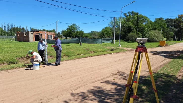 Comienza el cordón cuneta en calle Tucuman entre Pellegrini y Sarmiento