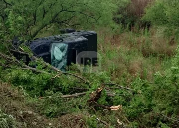 Terrible vuelco de una camioneta tras atravesar un espejo de agua en autopista