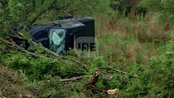 Terrible vuelco de una camioneta tras atravesar un espejo de agua en autopista