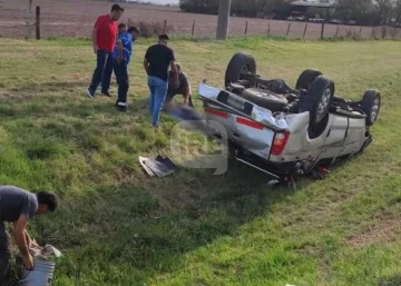 Una camioneta tumbó entre Aldao y Puerto  y su conductor salió despedido